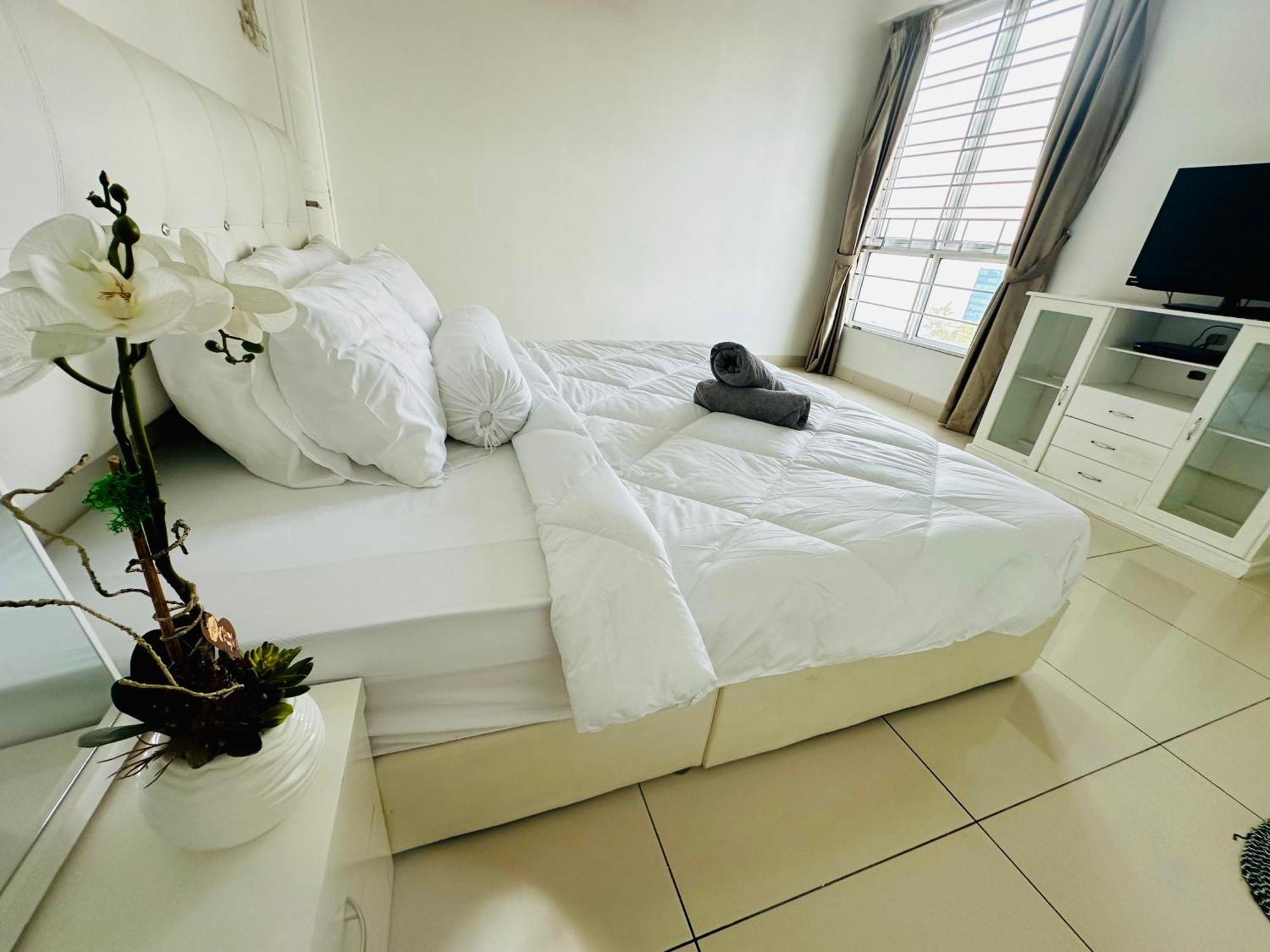 Apartment Mansion One L 10pax 3r2b L Seaview L Gleneagles L George Town